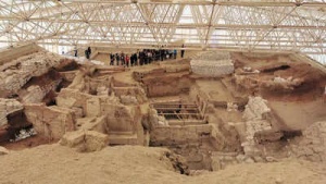 Headline:
DNA Unearths Matriarchal Roots in 9,000-Year-Old Çatalhöyük: Women Ruled Ancient City