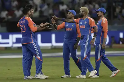 Asia Cup: Suryakumar Yadav's Sportsmanship Prevails After Samson's Sharp Wicket Attempt Against UAE - Watch the Incident